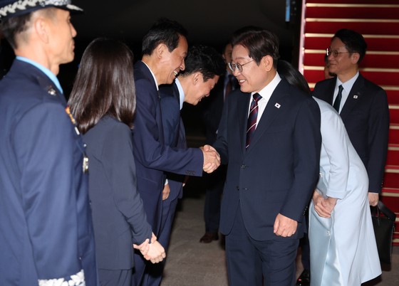 주요 7개국(G7) 정상회의 참석을 마치고 19일 경기 성남 서울공항을 통해 입국한 이재명 대통령이 영접나온 우상호 정무수석과 인사하고 있다. 김현동 기자