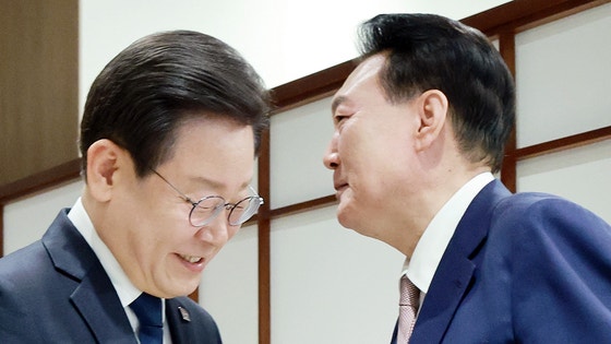 윤석열 전 대통령이 2024년 4월 29일 서울 용산 대통령실에서 열린 영수회담에서 집무실에 도착한 당시 더불어민주당 이재명 대표를 맞이하며 악수한 뒤 배석하는 당대표 비서실장 등과 인사하기 위해 이동하고 있다. 연