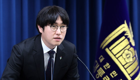<b>하정우</b> 수석 "3~5년이 AI 골든타임"…데뷔작은 '<b>이공계 지원</b> 시행령'