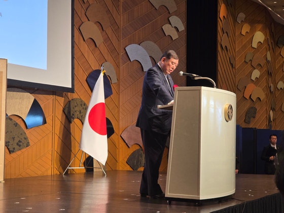이시바 시게루 일본 총리가 19일 일본 도쿄 뉴오타니호텔에서 주일 대한민국대사관 주최로 열린 한일 국교정상화 60주년 기념 리셉션에 참석해 축하 인사를 전하고 있다. 사진 주일 대한민국대사관