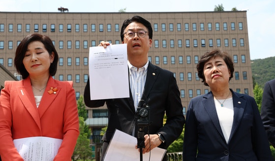국무총리 후보자 인사청문특위 및 법제사법위원회 위원인 국민의힘 곽규택 의원이 19일 경기도 정부과천청사 법무부 민원실 앞에서 김민석 총리 후보자 출입국 자료제출 거부 사유 확인 및 제출을 촉구하는 발언을 하며 법무부