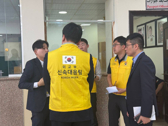 요르단에서 회의하고 있는 신속대응팀과 주요르단 대사관 직원들. 외교부.