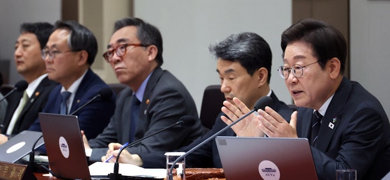 이재명 대통령이 19일 서울 용산 대통령실청사에서 국무회의를 주재하고 있다. 대통령실사진기자단