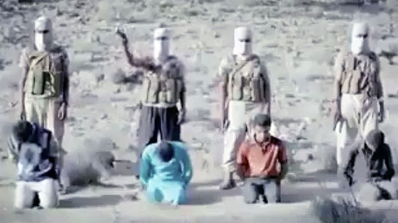 마스크를 쓴 ISIS 대원들이 예멘 알베이다 지역에서 성직자를 모욕한 혐의를 받는 청년 4명을 처형하기 위해 대기하고 있다. 이 지역 출신인 알렉스는 ″우리 집에서 불과 100m 떨어진 곳에서 발생한 일″이라고 설명