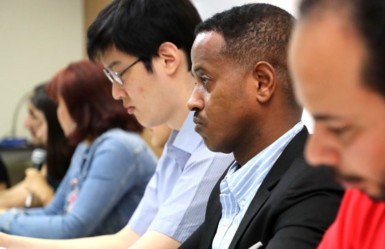 지난 2019년 6월, 서울 중구 국가인권위원회에서 난민인권네트워크 주최로 열린 법무부 난민면접 조작사건 피해자 증언대회에 피해를 본 난민신청자들이 증언을 위해 참석해 있다. 알렉스는 이 사건으로 난민 신청자 등의 