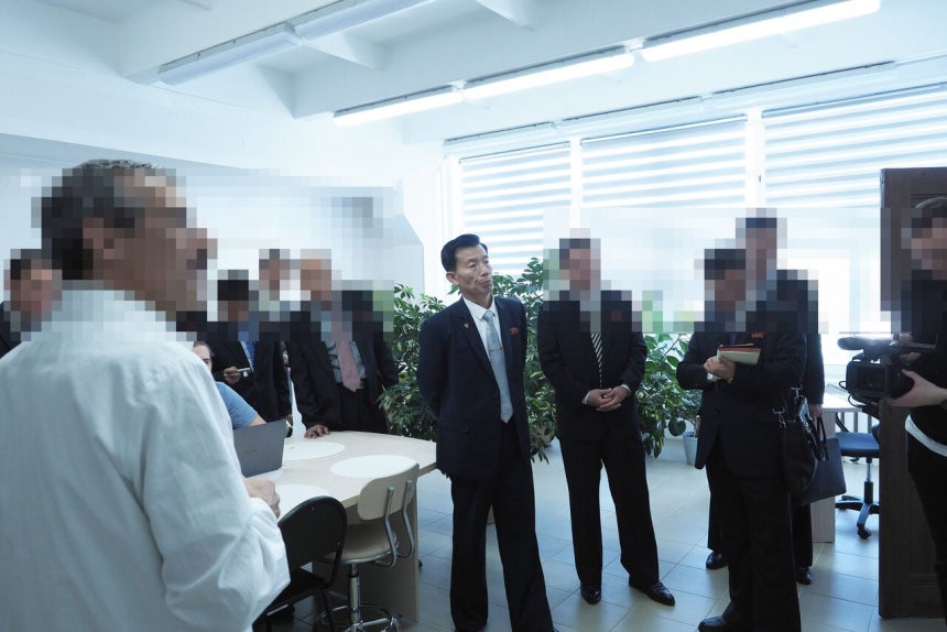 조선-니카라과 친선협회 부회장을 맡고 있는 김광욱(가운데) 최고인민회의 대의원 겸 농업과학원장이 지난해 2월19일(현지시간) 러시아 연방예산과학원을 방문했을 당시 모습. 당시 김광욱은 16명의 ‘농업과학원 일군’을 