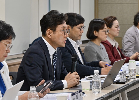 홍창남 국정기획위원회 사회2분과위원장이 20일 경기 정부과천청사 방송통신위원회에서 열린 국정기획위원회 업무보고에서 발언하고 있다.연합뉴스