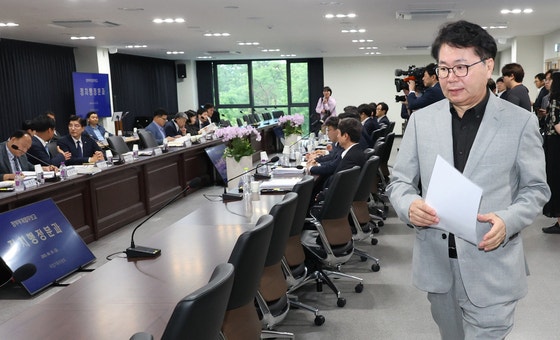 이한주 국정기획위원장이 20일 오전 서울 종로구 정부서울청사 창성동 별관에서 열린 검찰청 업무보고에 참석하고 있다. 뉴스1