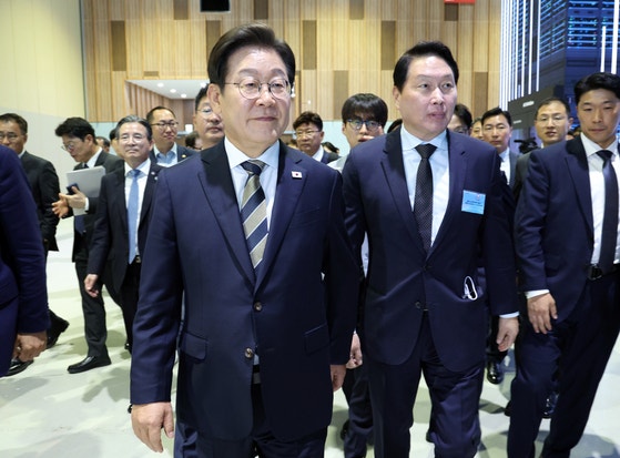 이재명 대통령이 20일 울산전시컨벤션센터에서 열린 울산 인공지능(AI) 데이터센터 출범식에 참석하고 있다. 이 대통령 오른쪽은 최태원 SK그룹 회장. 연합뉴스
