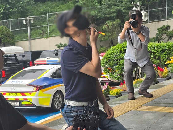 지난해 서울 강남역 의대생 살인 사건 피해자의 아버지가 20일 서울 서초경찰서 앞에서 최모(26)씨의 범행 과정을 재연하며 설명하고 있다. 연합뉴스