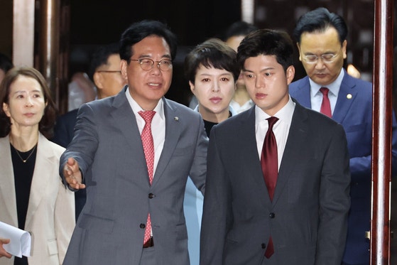 국민의힘 김용태 비상대책위원장(오른쪽)과 송언석 원내대표가 20일 서울 여의도 국회에서 열린 '비리백화점 이재명 정부 인사청문회 대책 긴급 의원총회'에 참석하며 대화하고 있다. 연합뉴스