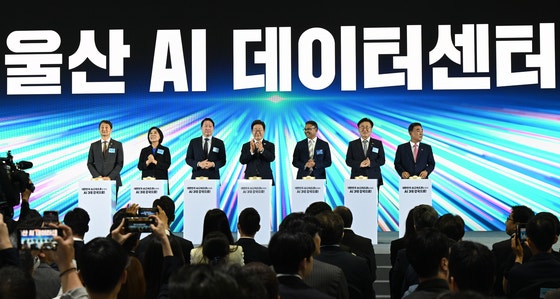 이재명 대통령이 20일 울산전시컨벤션센터에서 열린 '대한민국 AI 고속도로, 울산 AI데이터센터 출범식'에서 참석자들과 함께 기념 세리머니에 참여하고 있다. 왼쪽부터 안덕근 산업통상자원부 장관, 최민희 국회 과학기술
