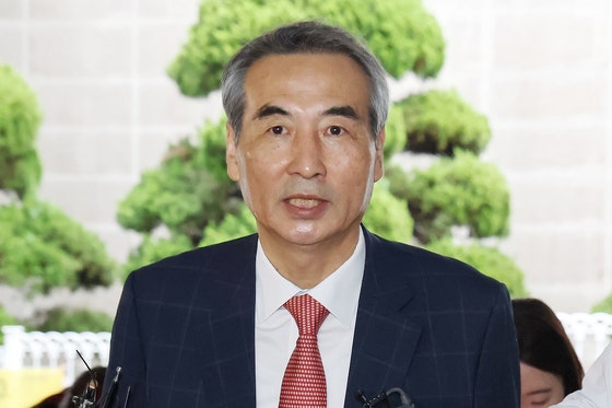 김건희 여사 의혹 관련 사건 수사를 맡은 민중기 특별검사가 20일 오전 서울 서초구 사무실로 출근하고 있다. 뉴스1
