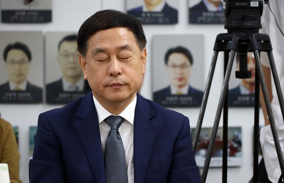  김영관 방송통신위원회(방통위) 사무처장 직무대행이 20일 경기 정부과천청사 방송통신위원회에서 열린 국정기획위원회 업무보고에서 홍창남 국정기획위원회 사회2분과위원장의 발언을 듣고 있다. 연합뉴스