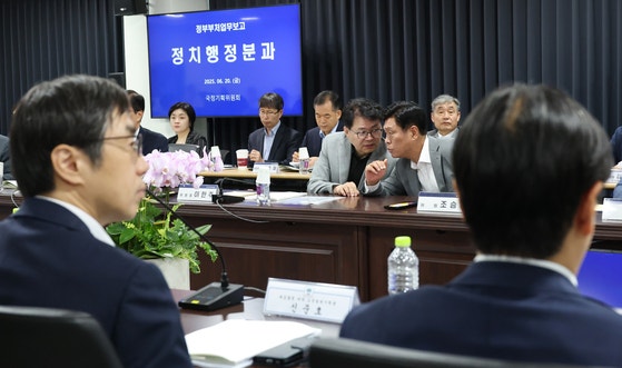 국정기획위원회가 20일 열린 방송통신위원회와 검찰청의 업무보고를 중단하고 추후 다시 받기로 했다. 이날 국정기획위원회에서 열린 검찰청 업무 보고에서 이한주 국정기획위 원장(왼쪽)과 조승래 대변인이 대화하고 있다. 국