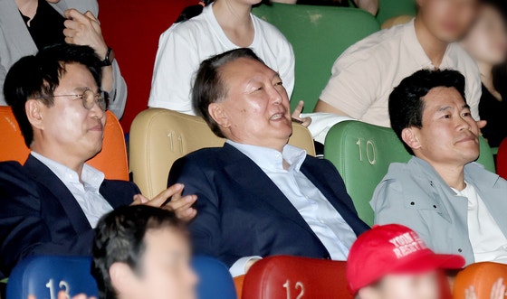 윤석열 전 대통령이 지난달 21일 서울 메가박스 동대문에서 영화 '부정선거, 신의 작품인가'를 관람하고 있던 모습. 왼쪽부터 이영돈 PD, 윤 전 대통령, 전한길 전 한국사 강사. 연합뉴스 