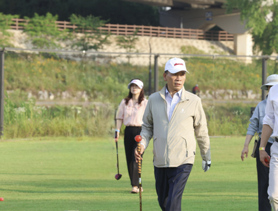 조성명 강남구청장이 서울 강남구 탄천 파크골프장 시설을 둘러보고 있다. [사진 강남구]
