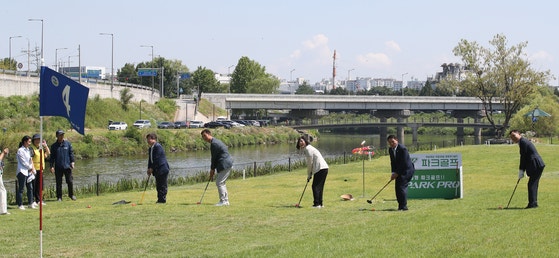 조성명 강남구청장 및 내빈들이 서울 강남구 세곡동 탄천파크골프장 B코스 옆에서 열린 '강남탄천파크골프장 준공식'에서 시타를 하고 있다.  [뉴스1]