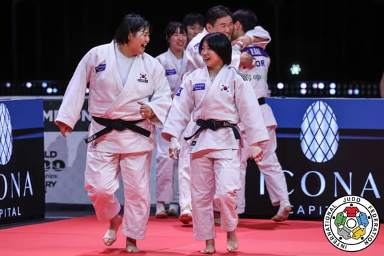 한국 <b>유도</b>, 세계선수권 <b>혼성단체전</b> 첫 <b>은메달</b>...젊은 지도자 맹활약