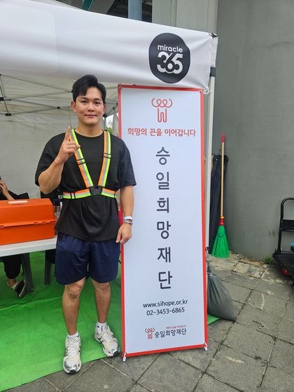'2025 아이스 버킷 챌린지 런' 봉사자로 나선 자전거 종주 기부 켐페인 '백만프로젝트' 리더 김민우씨. 최은경 기자