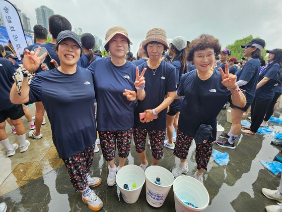 배우 박보검의 팬클럽 '보검복지부'로 활동하고 있는 백형옥(75, 제일 오른쪽)씨가 다른 멤버들과 함께 '2025 아이스 버킷 챌린지 런'에 참가했다. 최은경 기자