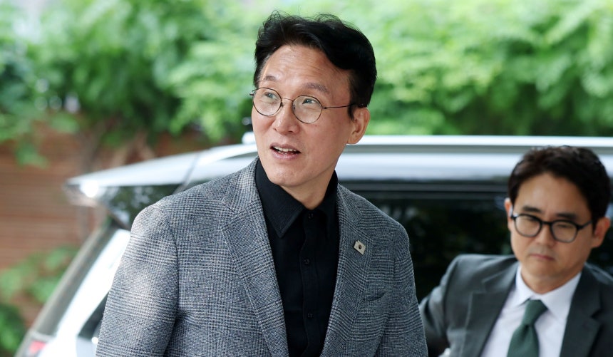 김민석 국무총리 후보자가 18일 오전 서울 종로구 금융감독원 연수원에 마련된 인사청문회 준비단 사무실로 출근하고 있다. 뉴시스