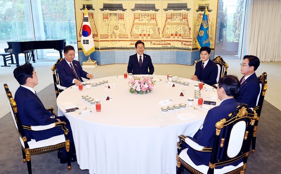 이재명 대통령이 22일 서울 한남동 관저에서 여야 지도부와 오찬 회동을 하고 있다. 왼쪽부터 시계방향으로 강훈식 비서실장, 김병기 더불어민주당 원내대표, 이 대통령, 국민의힘 김용태 비대위원장·송언석 원내대표, 우상