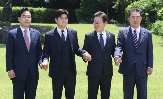 이재명 대통령과 여야 지도부가 22일 오찬 회동에 앞서 기념촬영을 하고 있다. [뉴시스]