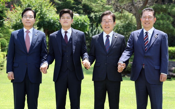 이재명 대통령이 22일 서울 한남동 관저에서 열린 여야 지도부 오찬 회동에서 기념촬영하고 있다. 왼쪽부터 국민의힘 송언석 원내대표, 김용태 비상대책위원장, 이 대통령, 더불어민주당 김병기 당대표 직무대행 겸 원내대표
