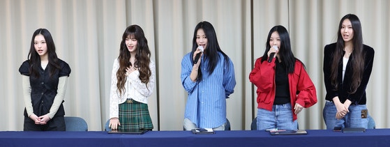 The group New Jeans held a press conference in November last year and claimed, "Due to Adore's fault, our contract with Adore was terminated as of the 29th." From left, Hae-rin, Daniel, Min-ji, Hani, and Hye-in. (Joint reporting) Photo News 1