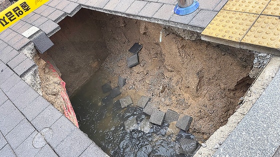 지난 21일 오후 6시 12분쯤 전북 남원시 도통동 한 교차로 인근 횡단보도 앞 인도에서 가로 2m·세로 2.5~3m·깊이 1.5~2m 땅 꺼짐(싱크홀) 사고가 발생해 이 길을 지나던 박모(46)씨가 추락해 다쳤다.