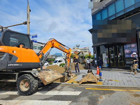 지난 22일 남원시가 전날 싱크홀 사고가 발생한 도통동 한 식당 앞에서 굴착기와 인력 등을 동원해 응급 복구 작업 중이다. 사진 박씨