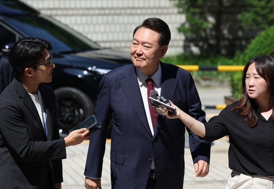 윤석열 전 대통령이 23일 오전 서울 서초구 서울중앙지방법원에서 내란 우두머리 혐의 사건 8차 공판에 출석하고 있다. 사진 뉴스1