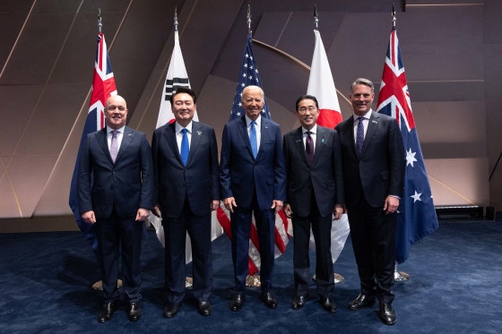 지난해 7월 북대서양조약기구(NATO·나토) 정상회의에 참석했던 윤석열 대통령이 미국 워싱턴DC 월터 E. 워싱턴 컨벤션센터에서 열린 한국·일본·호주·뉴질랜드 4개국(IP4) 및 미국과의 정상회동에서 기념촬영하는 모