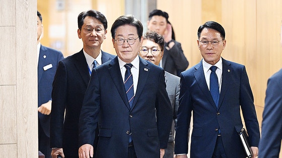 이재명 대통령이 23일 서울 용산 대통령실에서 열린 제1차 대통령 주재 수석.보좌관회의에 참석하고 있다. 대통령실사진기자단