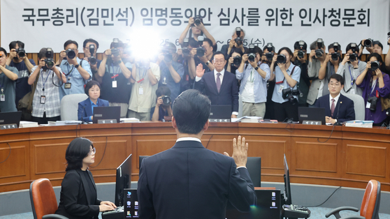 김민석 국무총리 후보자가 24일 서울 여의도 국회에서 열린 인사청문회에서 선서하고 있다. 연합뉴스