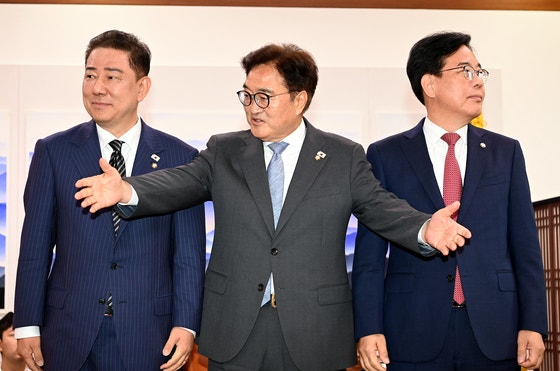 우원식 국회의장이 24일 오전 서울 여의도 국회에서 김병기 더불어민주당 당대표 직무대행 겸 원내대표와 송언석 국민의힘 원내대표와 대화하기에 앞서 기념사진을 찍은 뒤 다른 배석자들도 부르고 있다. 김성룡 기자