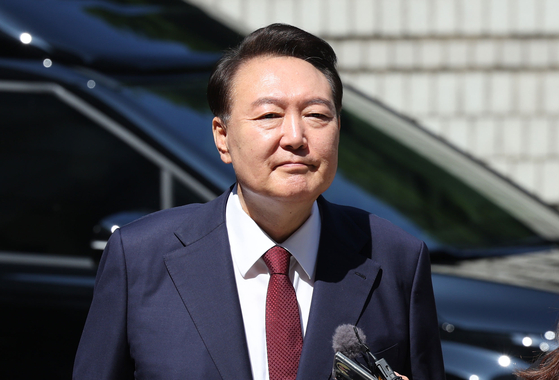 윤석열 전 대통령이 지난 23일 오전 서울 서초구 서울중앙지방법원에서 내란 우두머리 혐의 사건 8차 공판에 출석하고 있다. 사진공동취재단