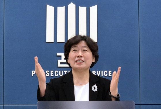 '12·3 비상계엄 사건'을 수사하는 조은석 내란 특별검사팀의 박지영 특별검사보가 24일 서울 서초구 서울고검 기자실에서 윤석열 전 대통령에 대해 특수공무집행방해 혐의 등으로 체포영장을 청구했다는 내용을 브리핑하고 
