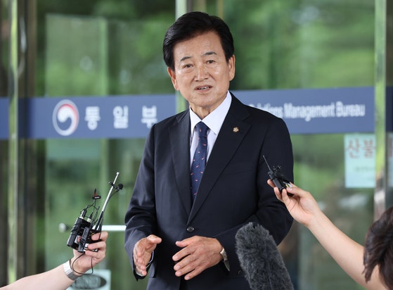 정동영 통일부 장관 후보자가 24일 서울 종로구 남북관계관리단에 마련된 인사청문회 준비사무실로 들어서며 취재진의 질문에 답하고 있다. 연합뉴스