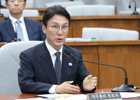 김민석 국무총리 후보자가 24일 서울 여의도 국회에서 열린 인사청문회에 출석해 의원 질의에 답하고 있다. 뉴스1