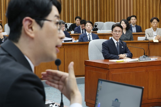 김민석 국무총리 후보자가 24일 서울 여의도 국회에서 열린 인사청문회에서 국민의힘 주진우 의원의 신상 발언을 듣고 있다. 연합뉴스