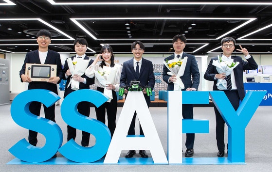 24일 SSAFY 12기 수료식 후 기념촬영을 하는 교육생들의 모습. [사진 삼성전자]