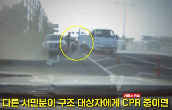 지난 11일 오후 6시쯤 올림픽대로를 지나던 차 안에서 쓰러진 60대 남성이 시민과 경찰의 신속한 대처로 생명을 구했다. 사진 유튜브 채널 ‘서울경찰’ 캡처
