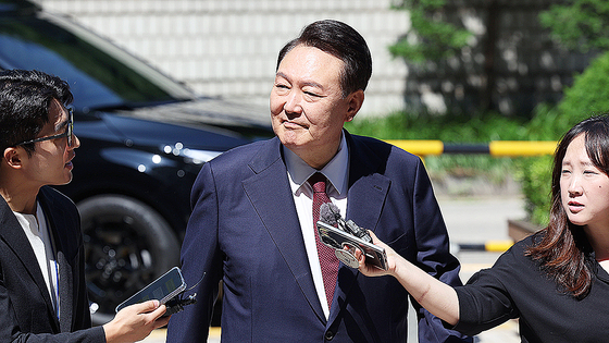 윤석열 전 대통령이 지난 23일 오전 서울 서초구 서울중앙지법에서 내란 우두머리 혐의 사건 8차 공판에 출석하고 있다. 뉴스1
