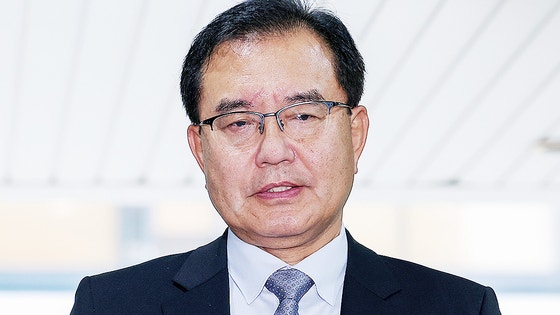  순직 해병 수사 방해 의혹 사건을 수사하는 이명현 특별검사가 25일 오전 서울 서초구 사무실로 출근하며 취재진의 질문에 답하고 있다. 뉴스1