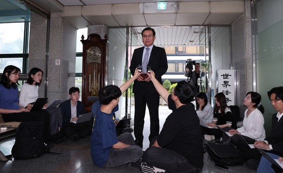 순직 해병 수사 방해 의혹 사건을 수사하는 이명현 특별검사가 25일 오전 서울 서초구 사무실로 출근하며 취재진의 질문에 답하고 있다. 뉴스1