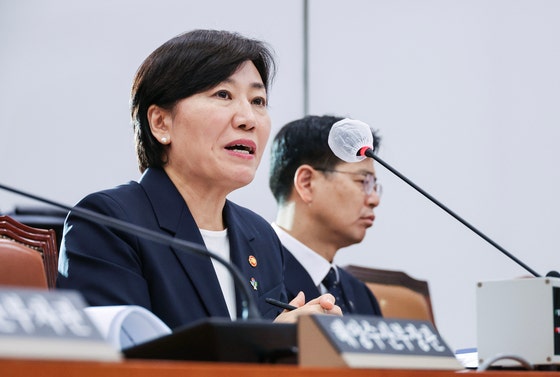 송미령 농림축산식품부 장관이 25일 오후 국회에서 열린 농해수위 전체회의에 출석해 장관 유임에 따른 입장을 발언하고 있다. 김성룡 기자