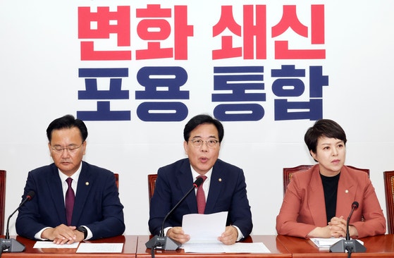 송언석 국민의힘 원내대표가 24일 오전 국회에서 열린 원내대책회의에 참석해 발언하고 있다. 김성룡 기자