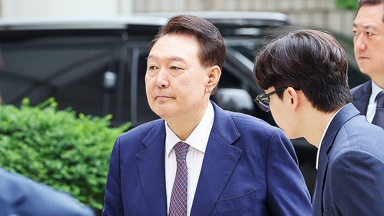 윤석열 전 대통령이 지난달 16일 오전 서울 서초구 서울중앙지방법원에서 열린 내란 우두머리 혐의?직권남용 권리행사 방해 혐의 사건 7차 공판에 출석하고 있다. 뉴스1